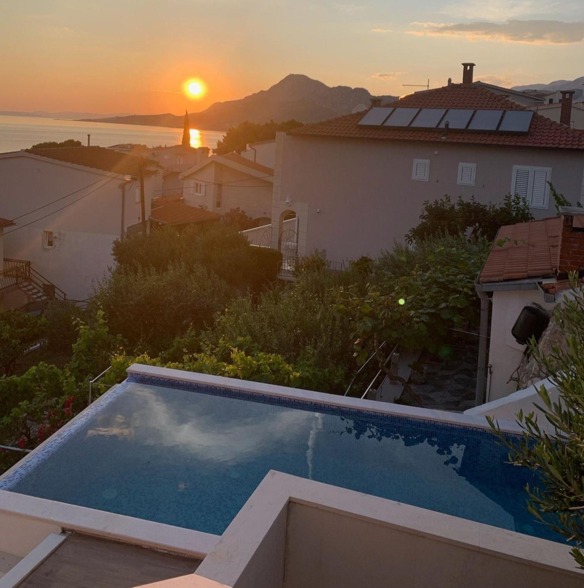 Apartments With Pool Vrdoljak โอมิช ห้อง รูปภาพ