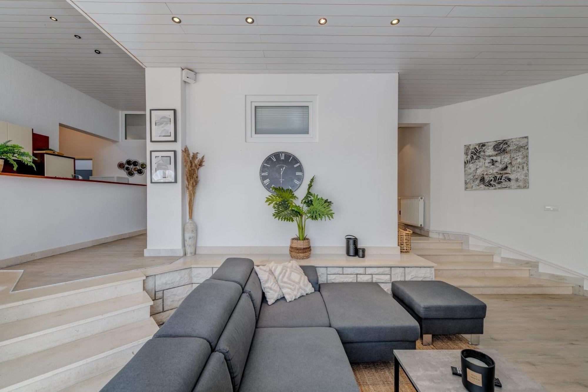 Apartments With Pool Vrdoljak โอมิช ห้อง รูปภาพ