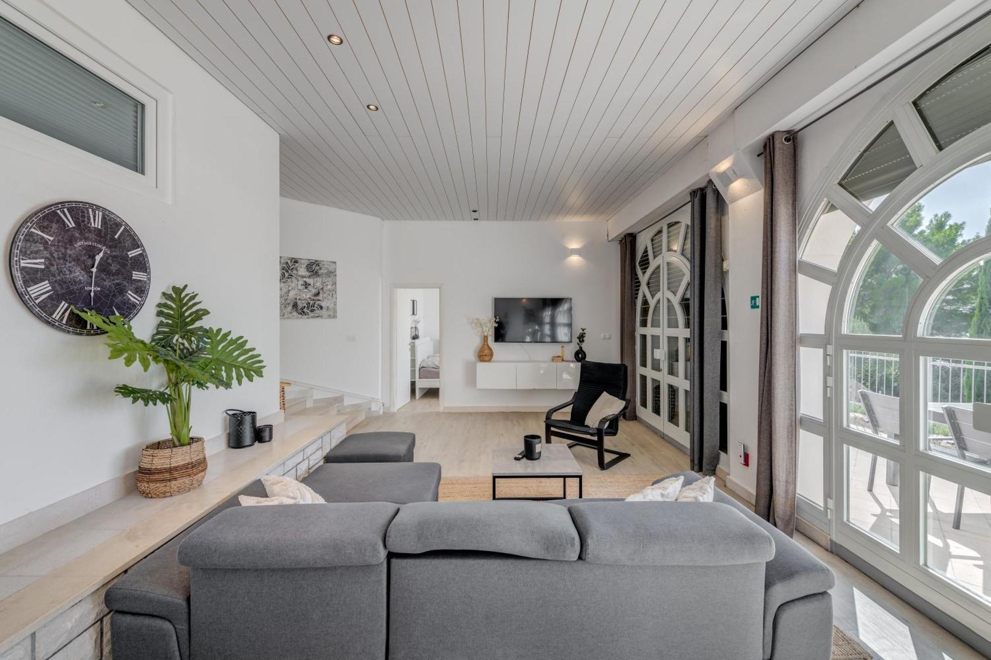 Apartments With Pool Vrdoljak โอมิช ห้อง รูปภาพ