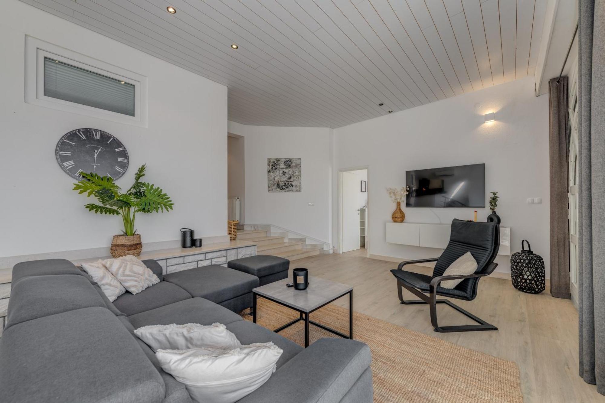 Apartments With Pool Vrdoljak โอมิช ห้อง รูปภาพ