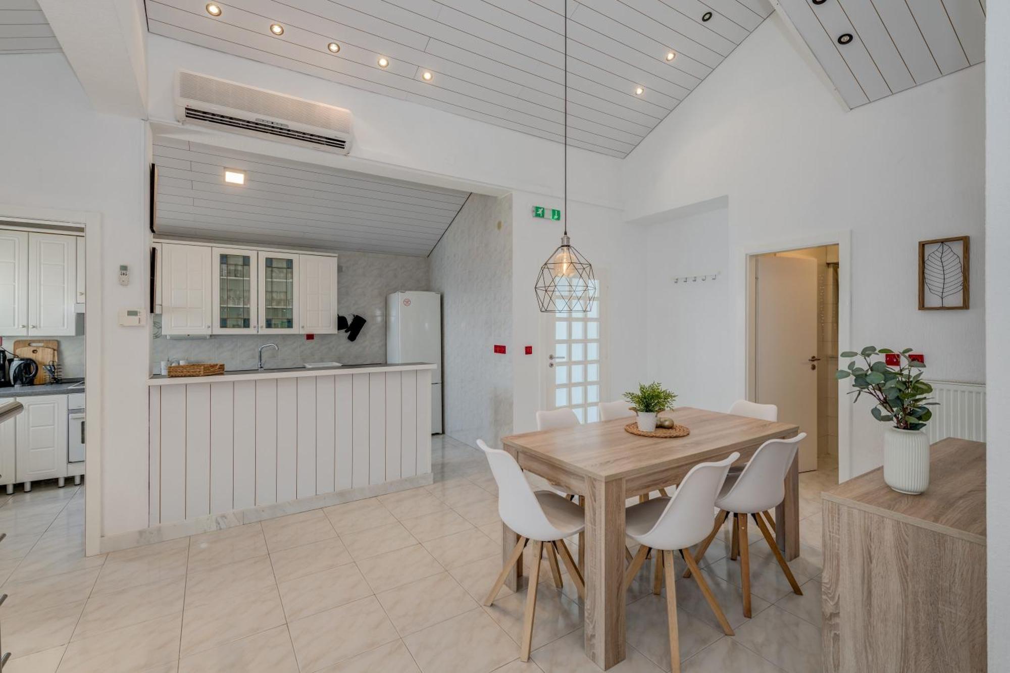 Apartments With Pool Vrdoljak โอมิช ห้อง รูปภาพ