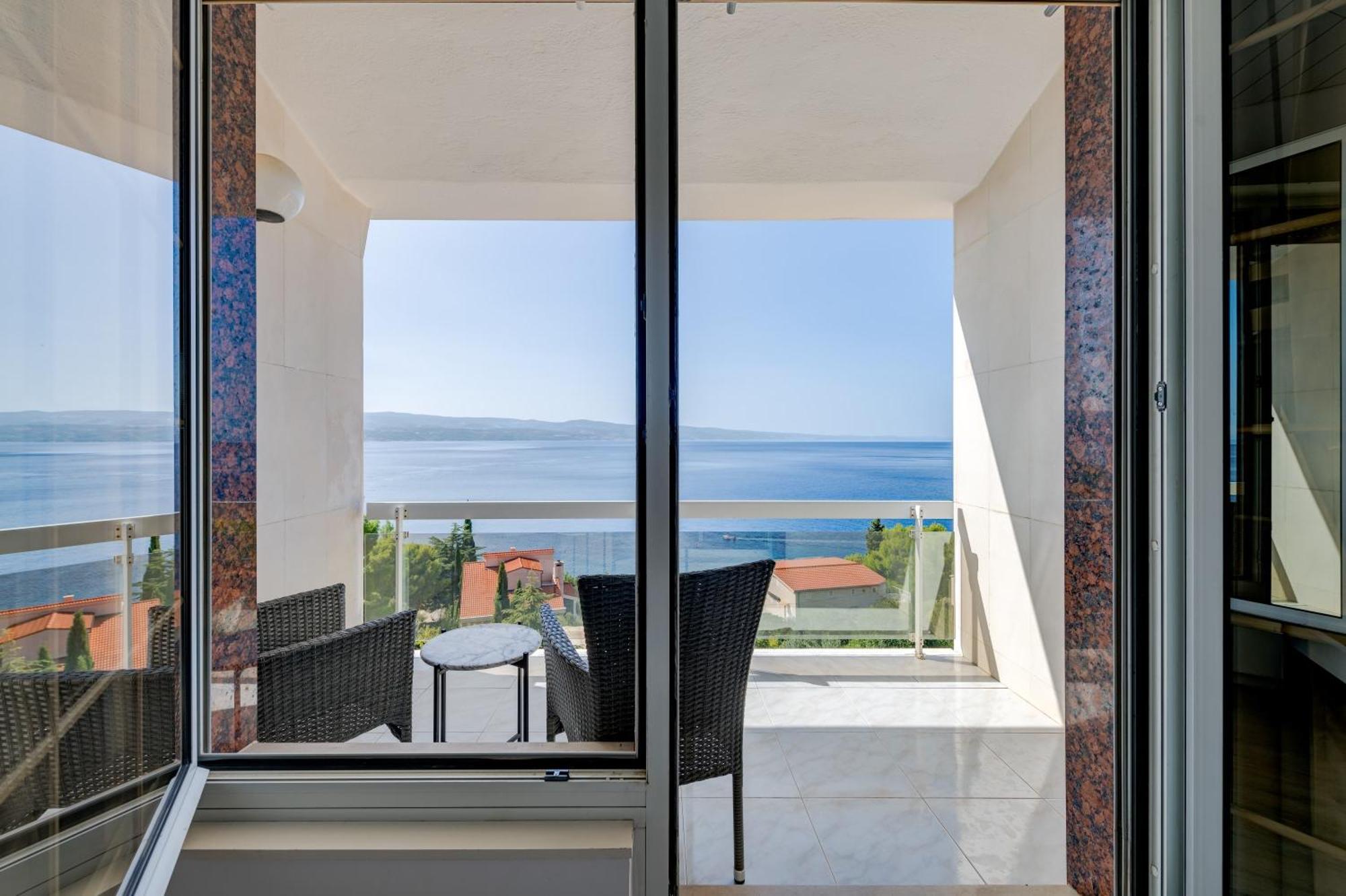Apartments With Pool Vrdoljak โอมิช ห้อง รูปภาพ