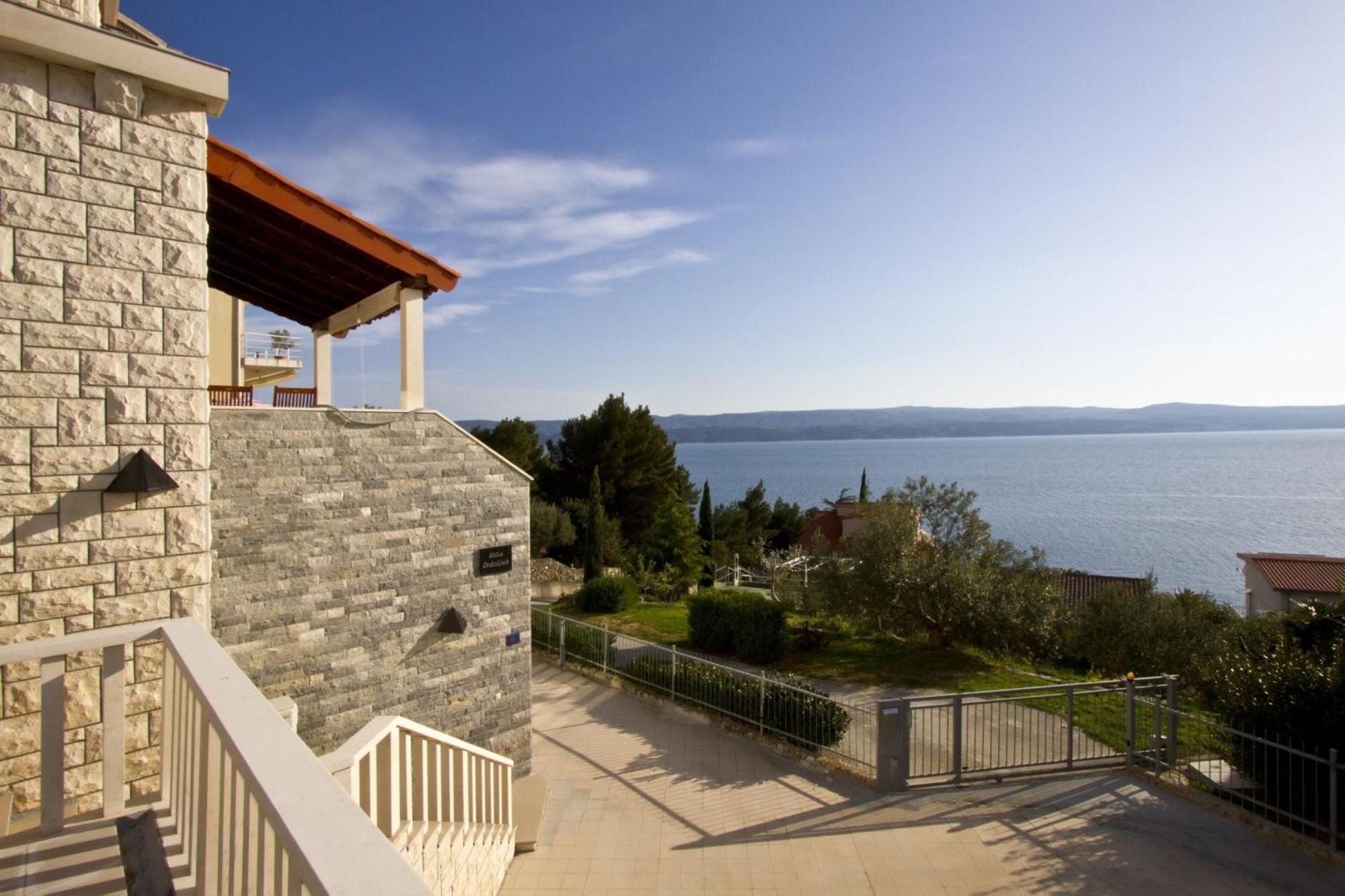 Apartments With Pool Vrdoljak โอมิช ห้อง รูปภาพ
